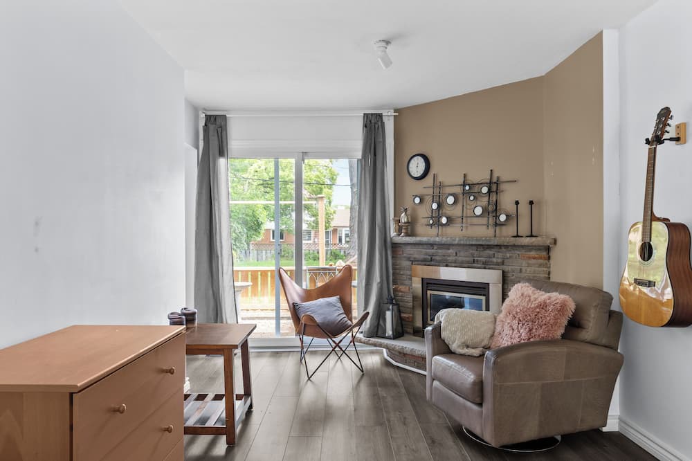 Photo of Livingroom in Clarkson-Lorne Park