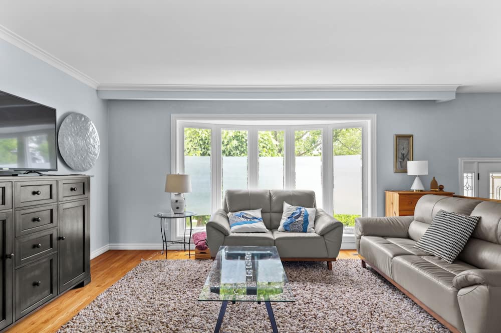 Photo of Livingroom in Clarkson-Lorne Park