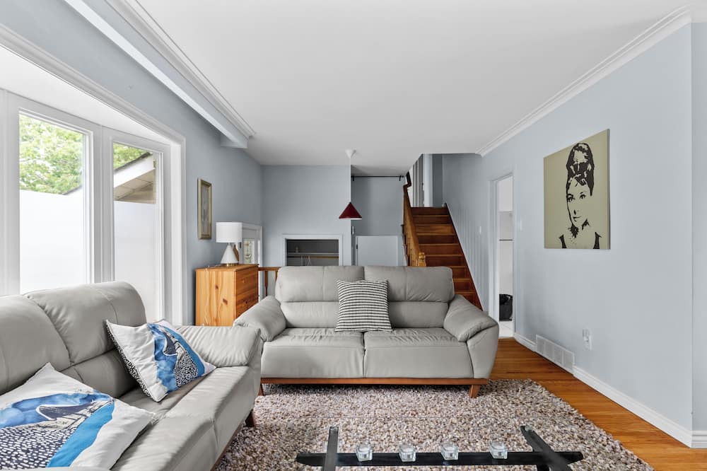 Photo of Livingroom in Clarkson-Lorne Park