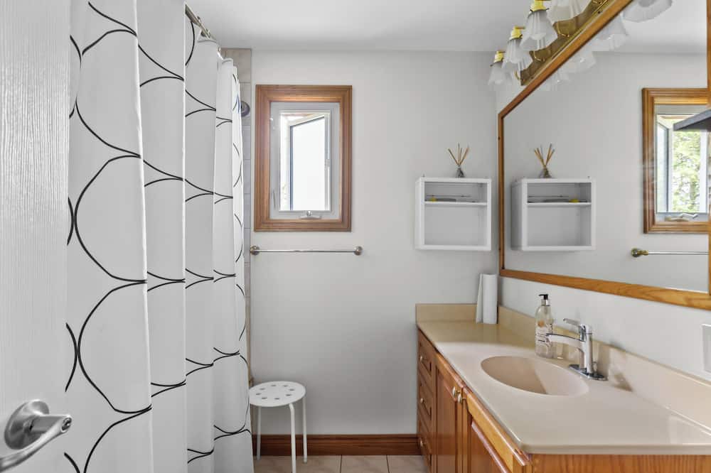 Photo of Bathroom in Clarkson-Lorne Park