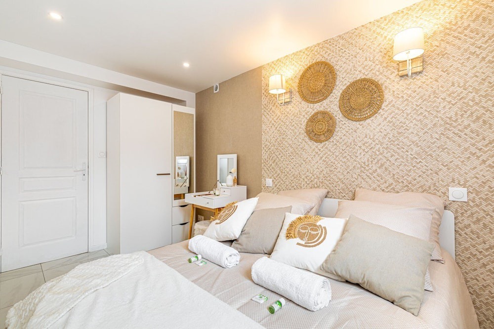 Photo of Bedroom in Plateau - Mont-Valerien