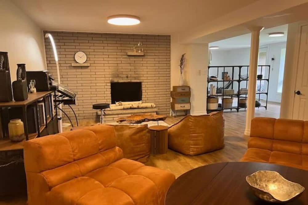 Photo of Livingroom in Scugog