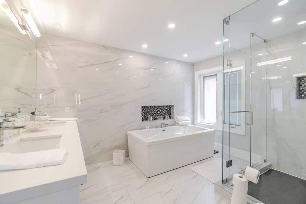 Photo of Bathroom in Meadowvale Village