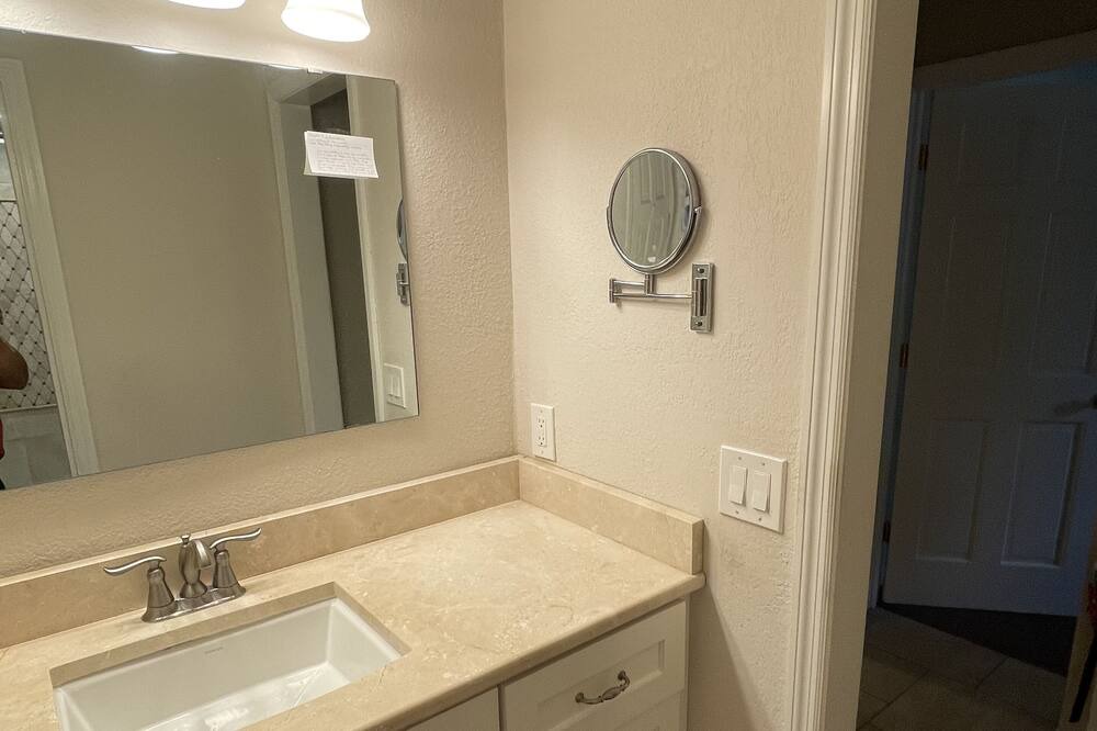 Photo of Bathroom in Lakeland Highlands