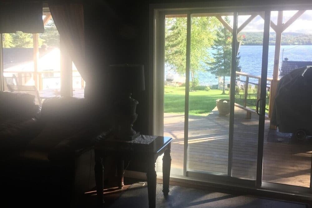 Photo of Livingroom in Unorganized Centre Parry Sound