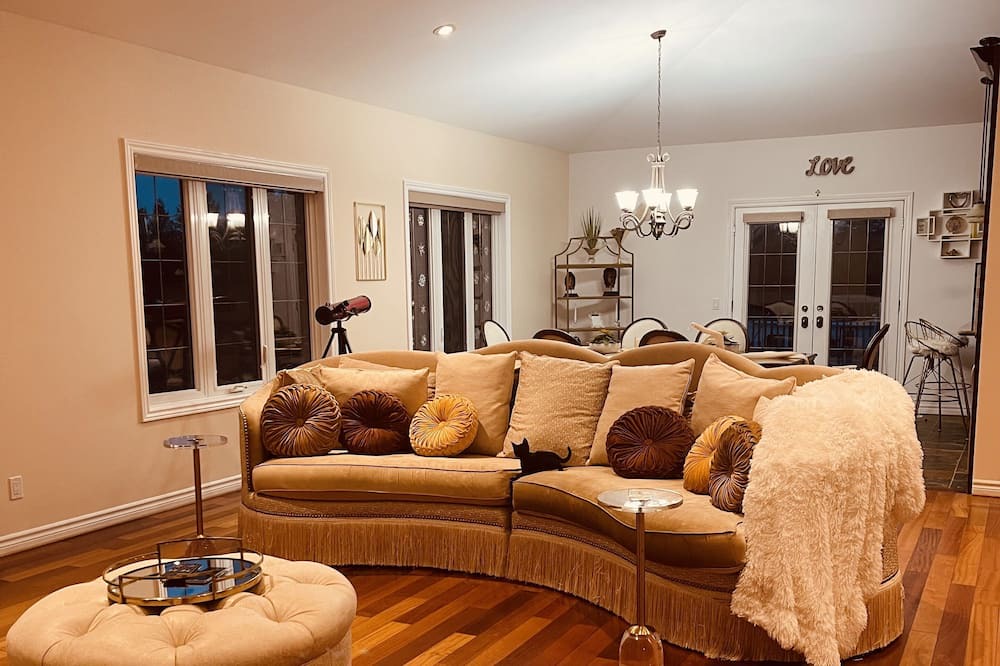 Photo of Livingroom in Amaranth