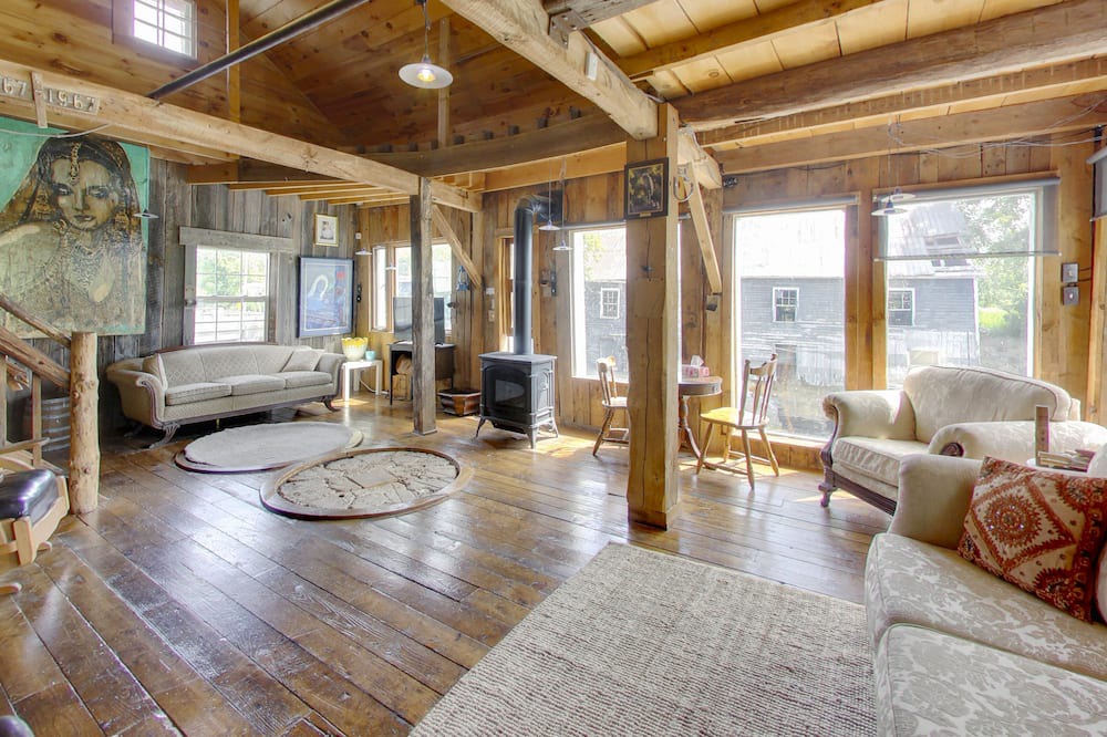 Photo of Livingroom in Quinte West