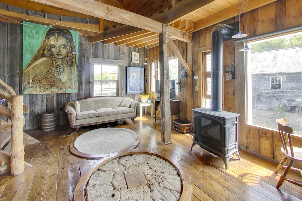 Photo of Livingroom in Quinte West