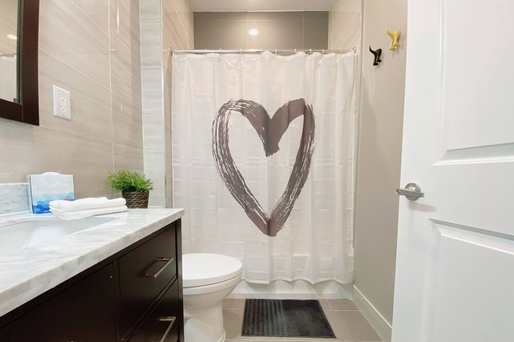 Photo of Bathroom in Logan Square