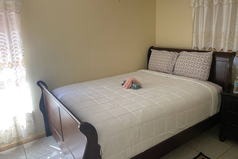 Photo of Bedroom in Oak Ridge