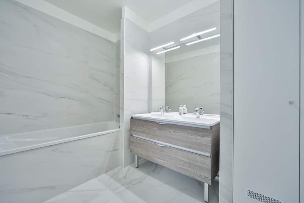 Photo of Bathroom in La Varenne Saint-Hilaire