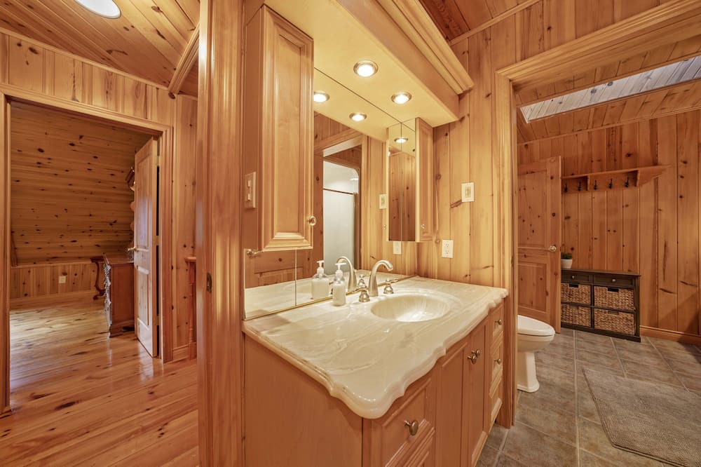 Photo of Bathroom in Algonquin Highlands
