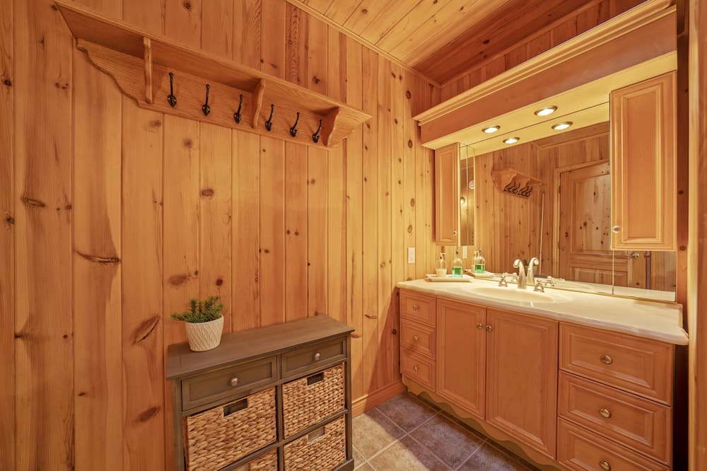 Photo of Bathroom in Algonquin Highlands