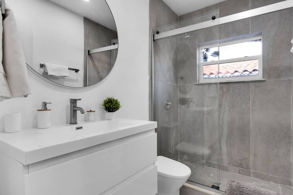 Photo of Bathroom in Coral Way