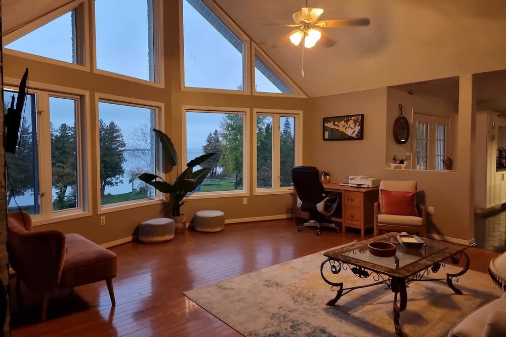 Photo of Livingroom in Manitoulin District