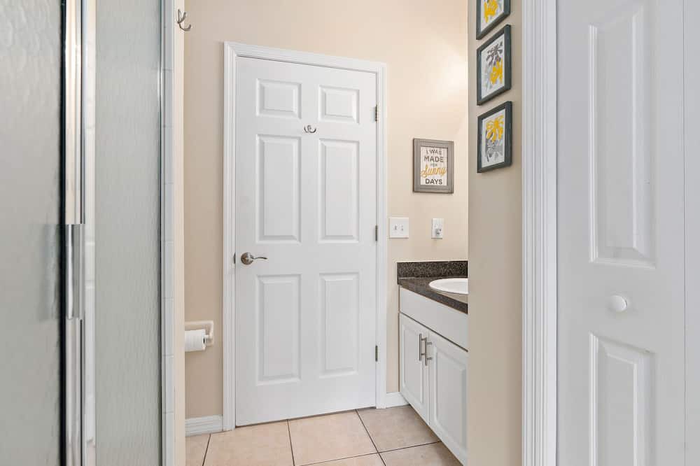 Photo of Bathroom in Sunset Lakes