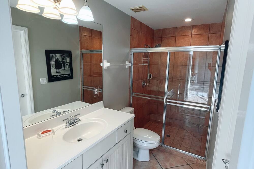 Photo of Bathroom in Kings Lake