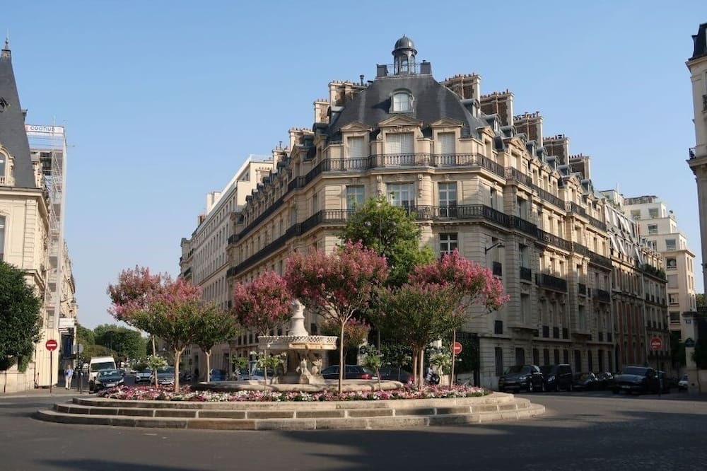 Photo of Outdoor in Champs-Elysees