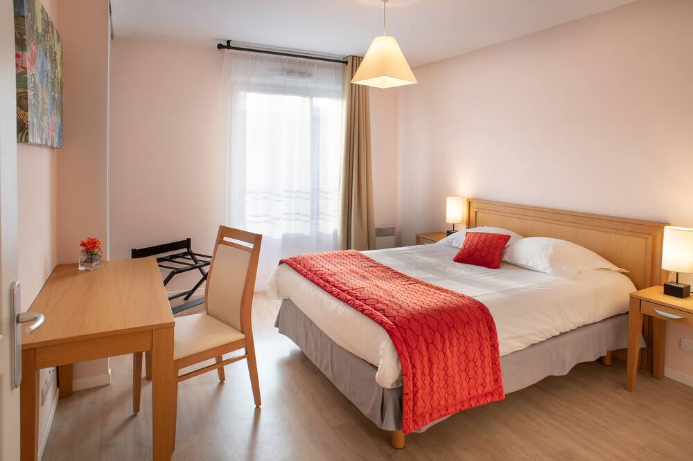 Photo of Bedroom in Villeneuve-le-Roi