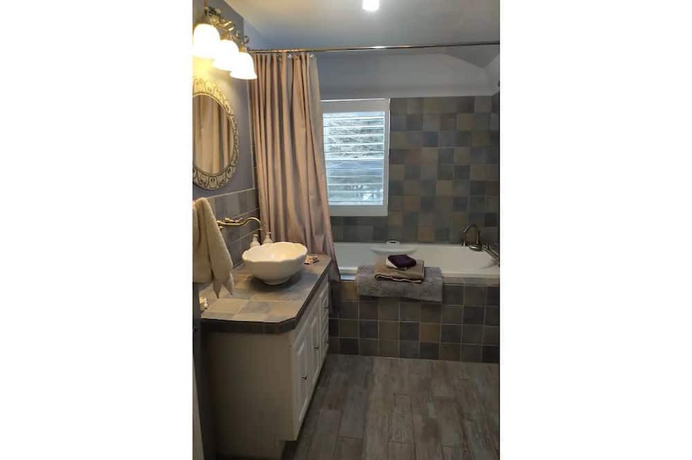 Photo of Bathroom in King