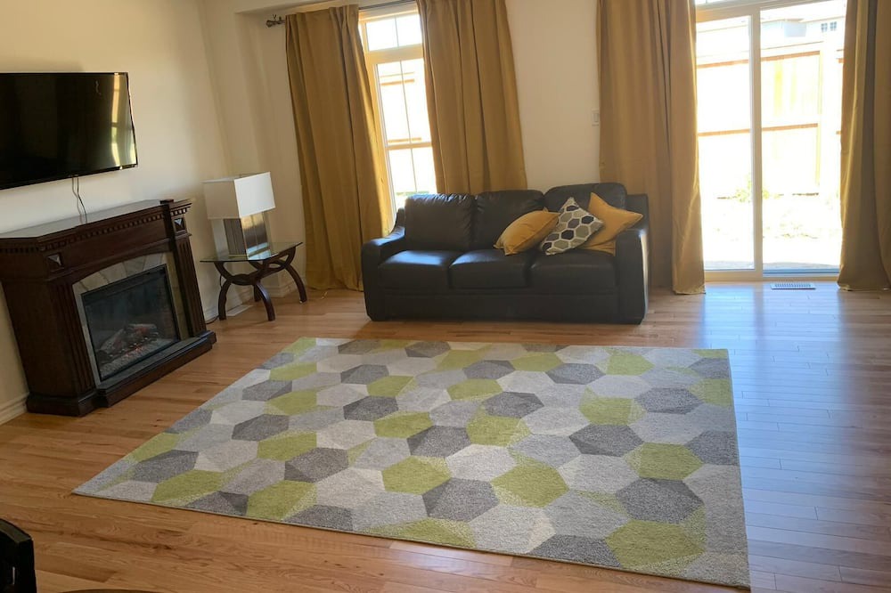 Photo of Livingroom in Bowmanville