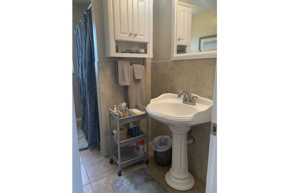 Photo of Bathroom in Auburndale