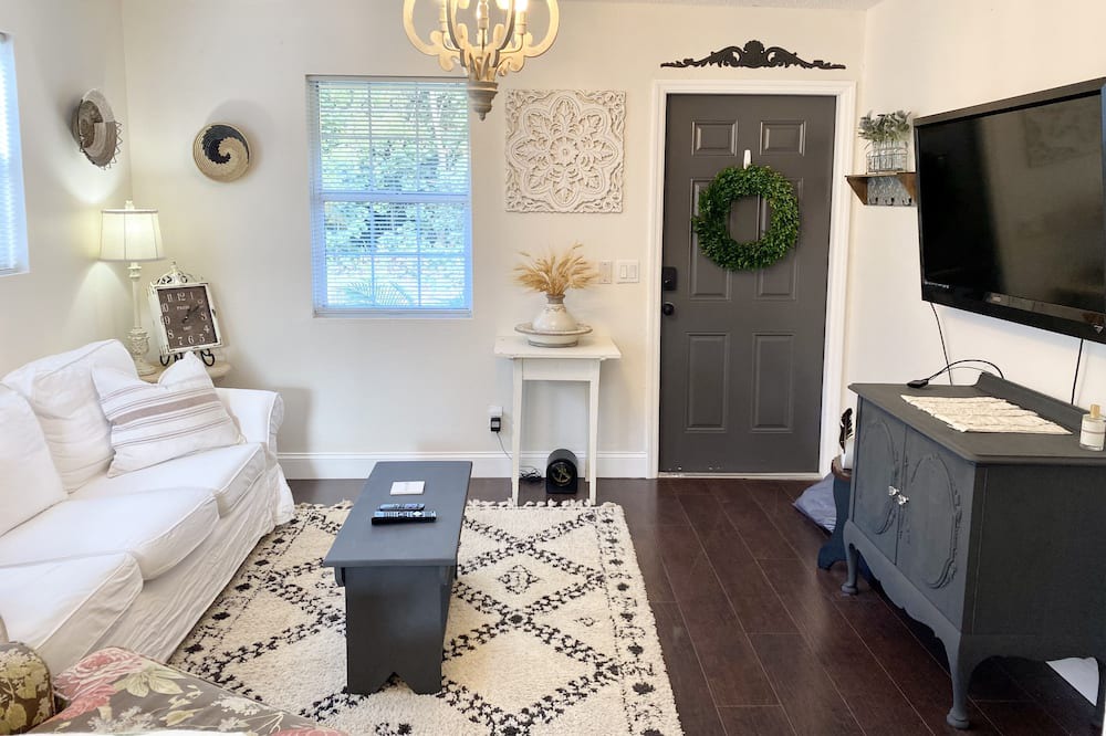 Photo of Livingroom in Pine Island Center