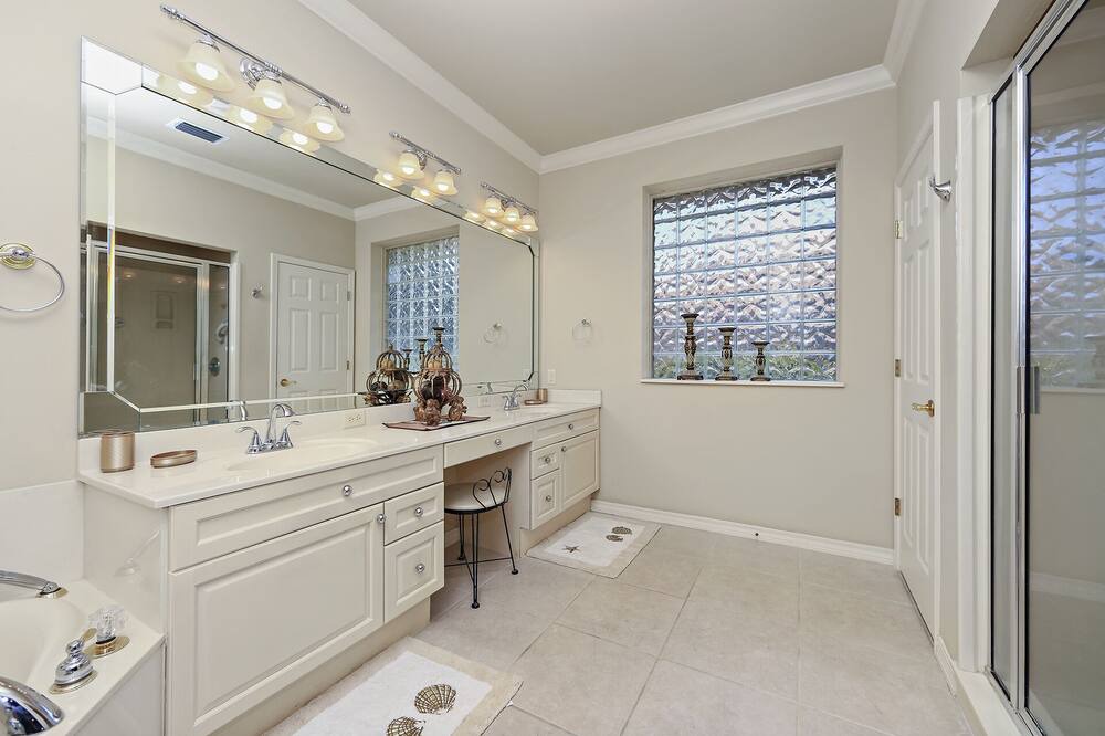 Photo of Bathroom in Avalon Beach Estates
