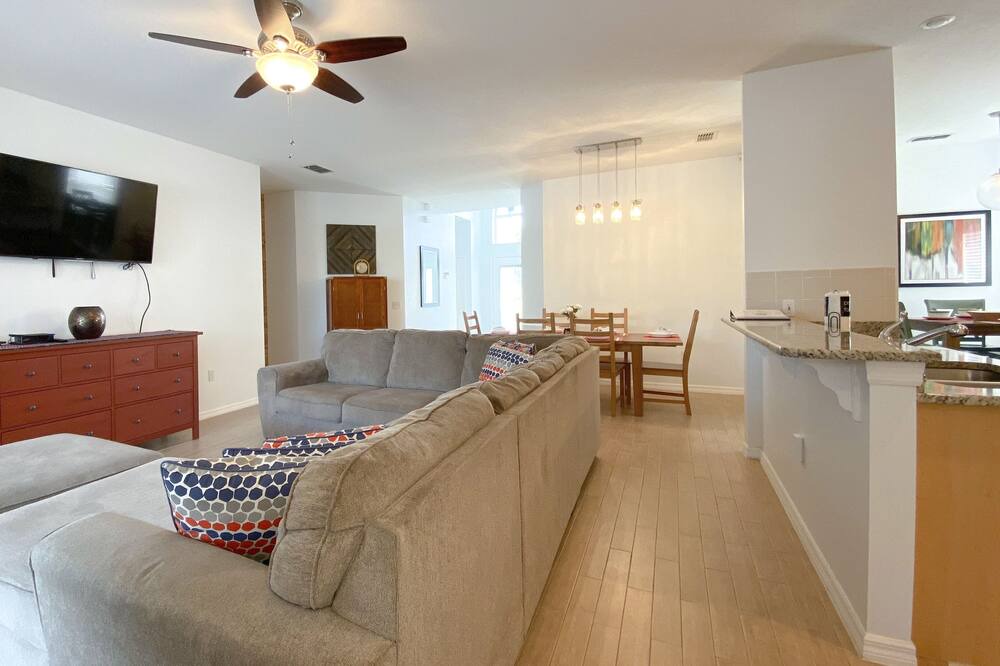 Photo of Livingroom in Crescent Lakes