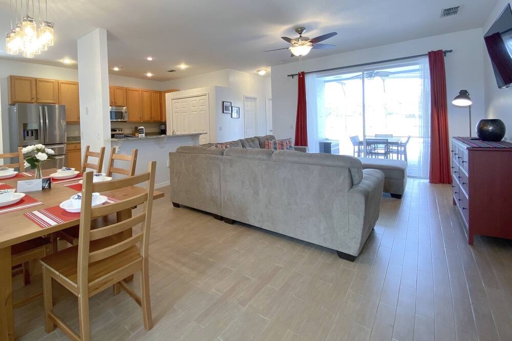 Photo of Livingroom in Crescent Lakes