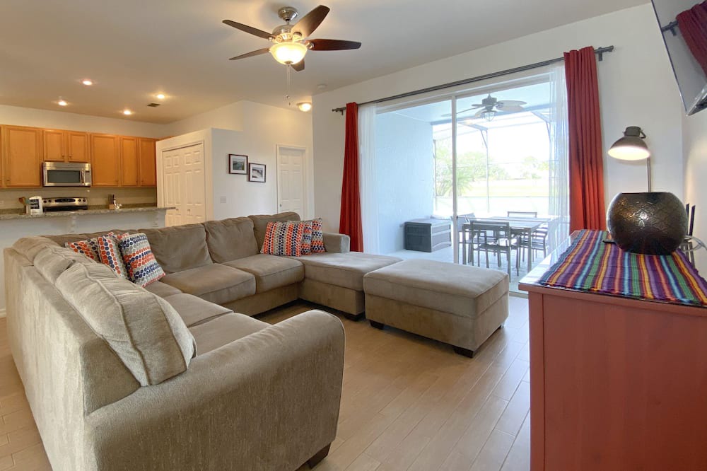 Photo of Livingroom in Crescent Lakes