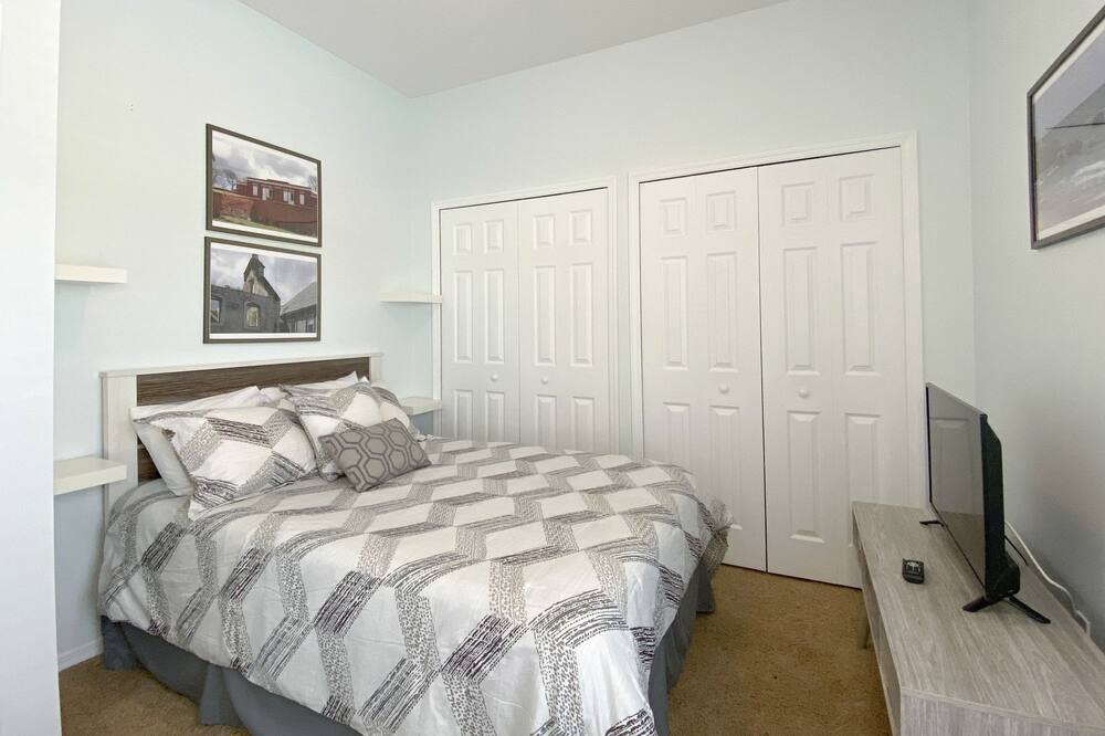 Photo of Bedroom in Crescent Lakes