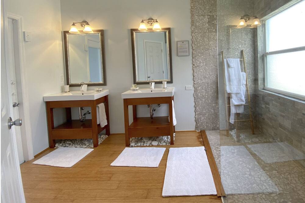 Photo of Bathroom in Crescent Lakes