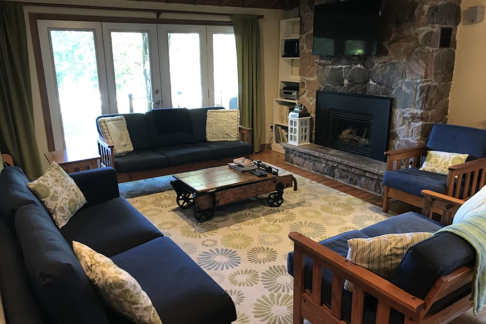 Photo of Livingroom in Coboconk