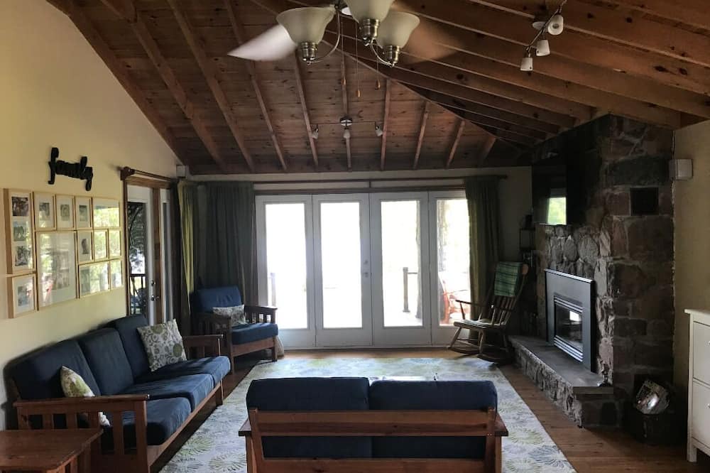 Photo of Livingroom in Coboconk