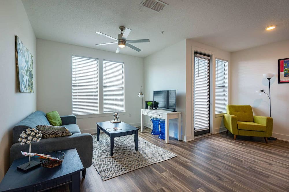 Photo of Livingroom in North Hyde Park