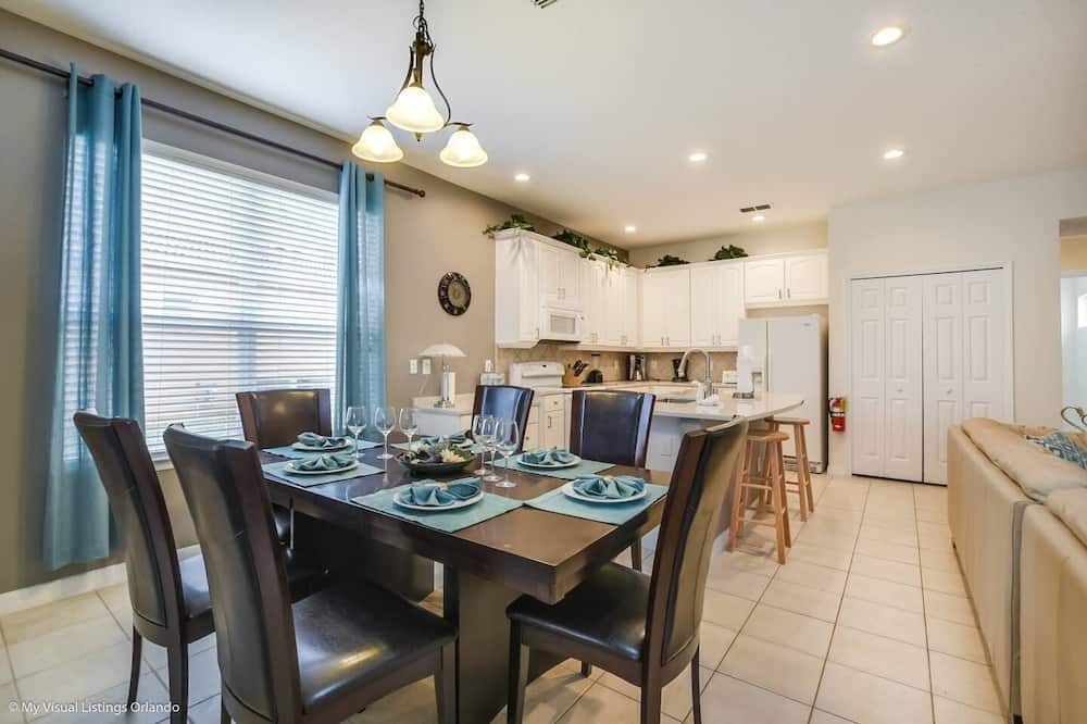 Photo of Livingroom in Watersong
