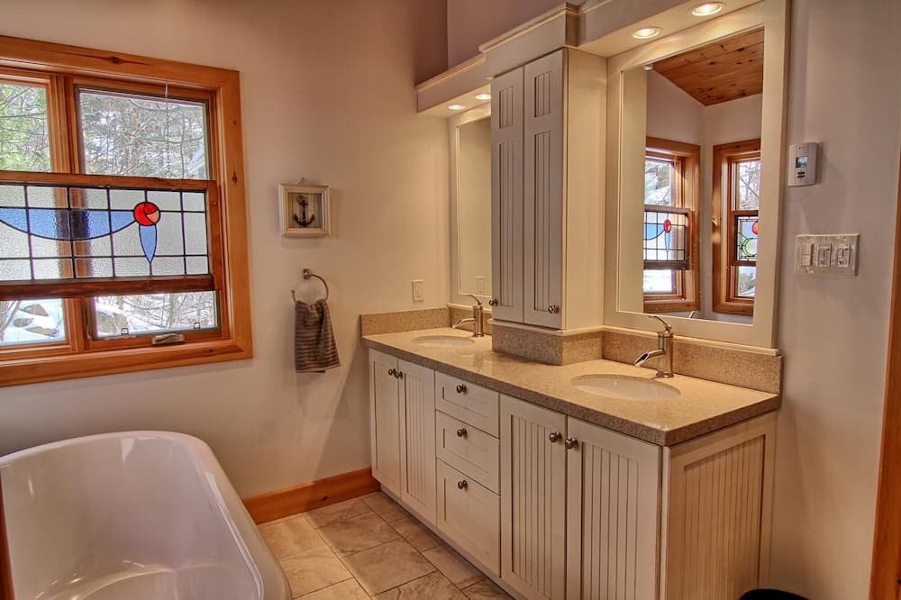 Photo of Bedroom in Bracebridge