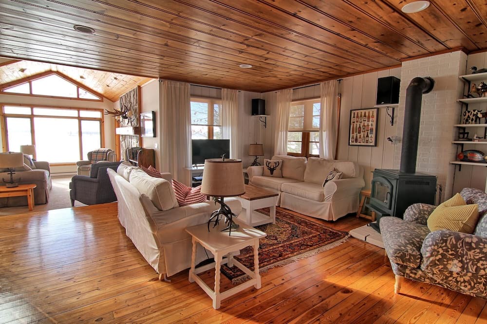 Photo of Bedroom in Bracebridge