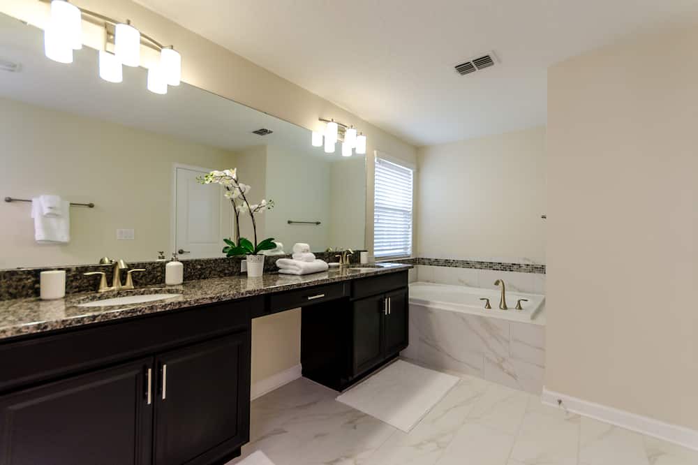Photo of Bathroom in Davenport