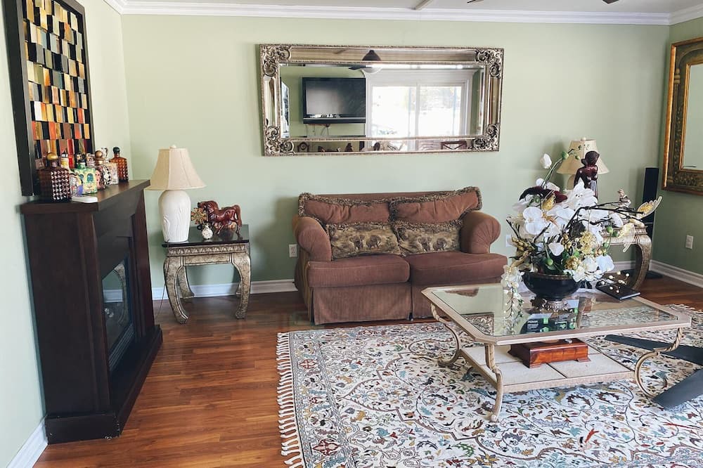 Photo of Livingroom in Lagoon City