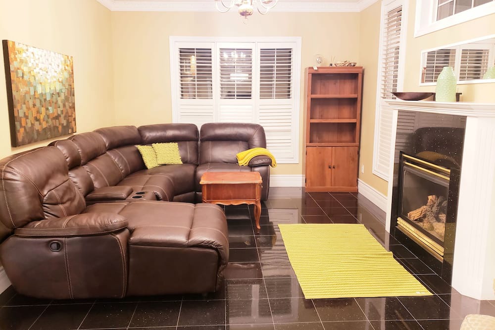 Photo of Livingroom in Erin Mills