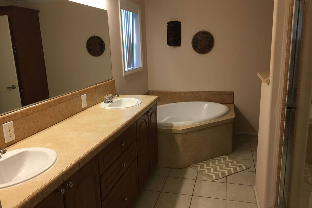 Photo of Bathroom in Tropic