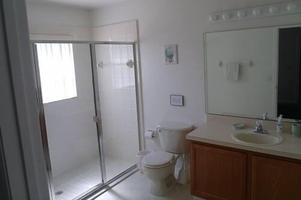 Photo of Bathroom in Bridgewater Crossing