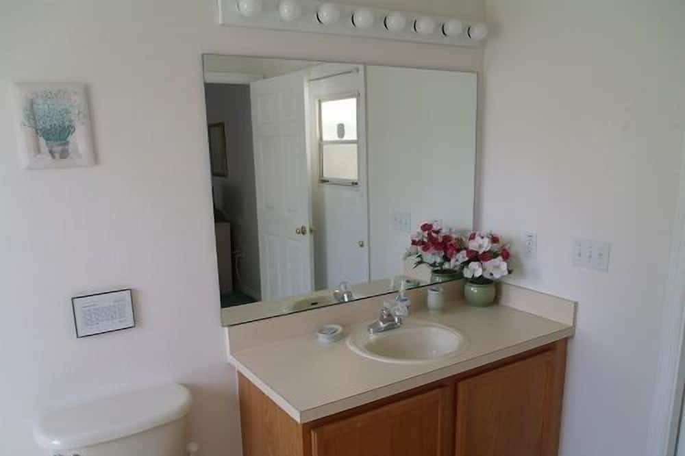 Photo of Bathroom in Bridgewater Crossing