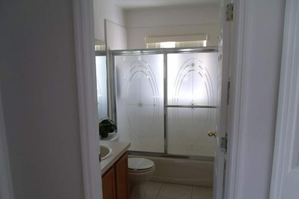 Photo of Bathroom in Bridgewater Crossing