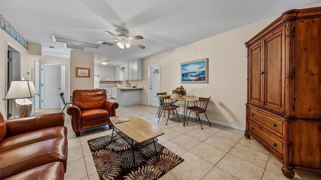 Photo of Livingroom in Golden Beach
