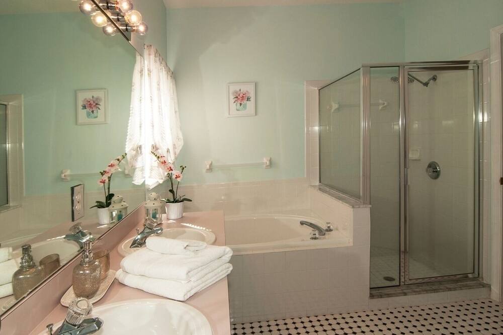 Photo of Bathroom in Esprit