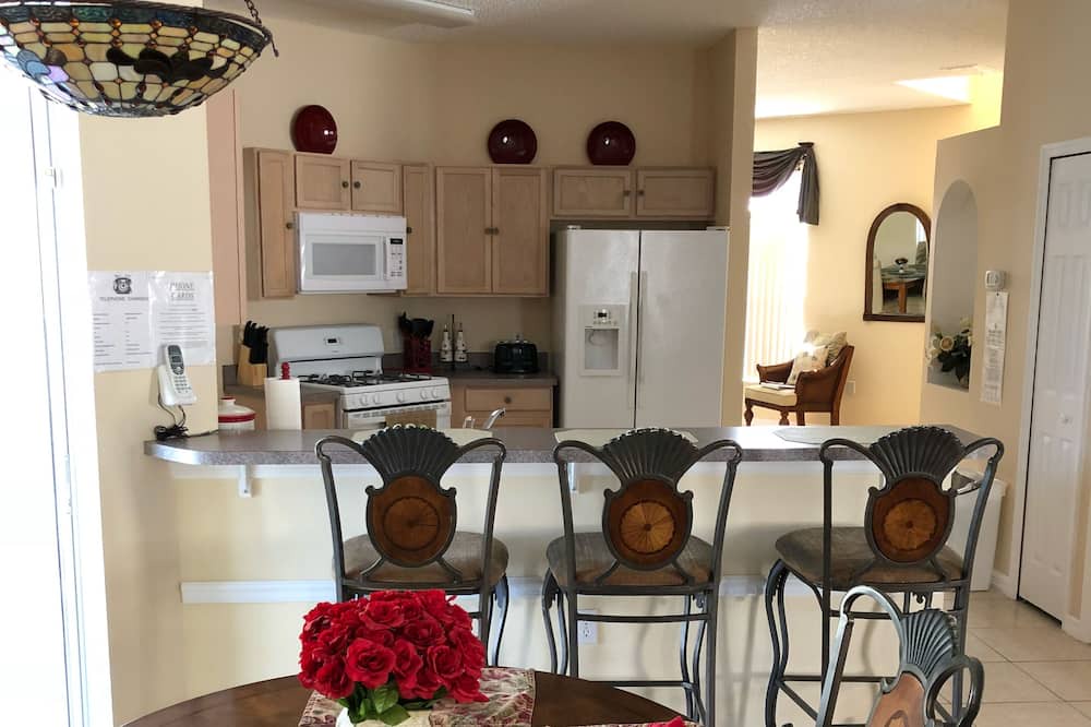 Photo of Kitchen in Crescent Lakes