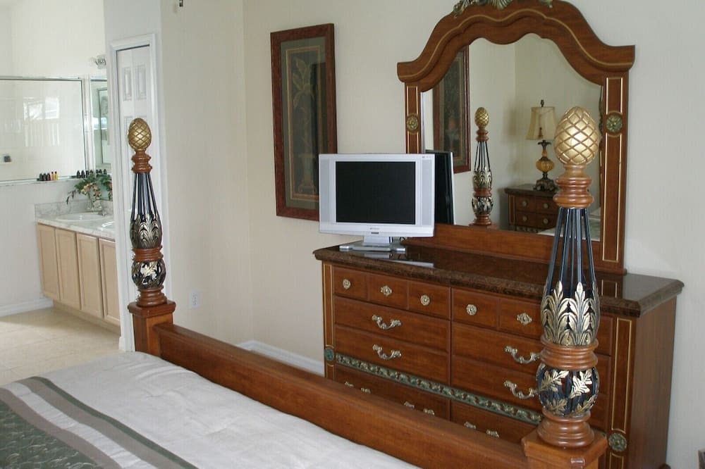 Photo of Bedroom in Crescent Lakes